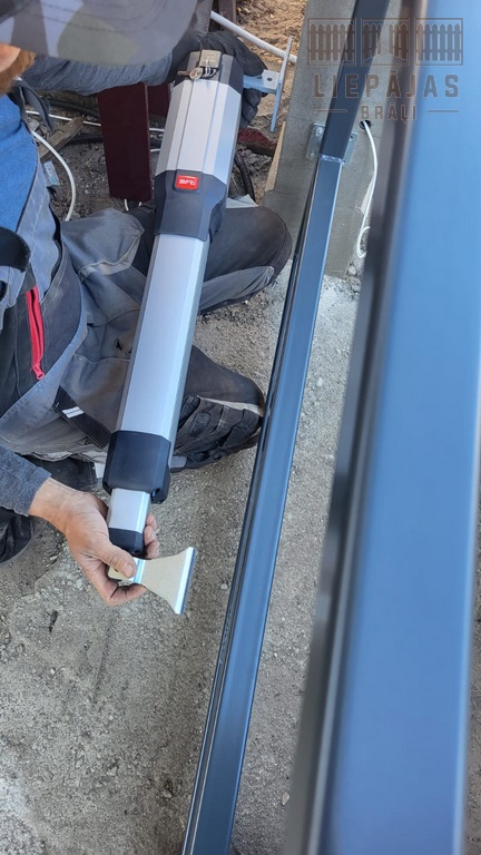 BFT KUSTOS B40 ULTRA vārtu automātikas montāža